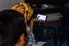 One of the students records Rama Dwijo’s pronunciation on her smartphone to help her learn faster. JP/Anggertimur Lanang Tinarbuko