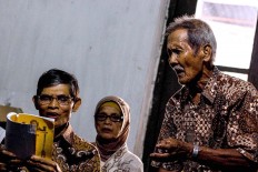 Rama Dwijo comes closer to carefully listen to the stress and pronunciation of his student. JP/Anggertimur Lanang Tinarbuko