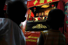 Focus: Children watch a wayang potehi (glove puppet) show intently. JP/Maksum Nur Fauzan