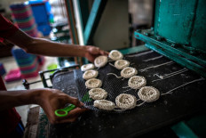 Crackers coming out of a molding machine. JP/Afriadi Hikmal
