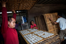 Workers count the dried-out crackers. JP/Afriadi Hikmal