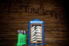 A typical cracker container in a food stall in Depok, West Java. JP/Afriadi Hikmal