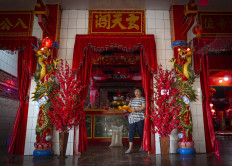 A visitor passes through a door, the temple’s oldest ornament. JP/Bismo Agung