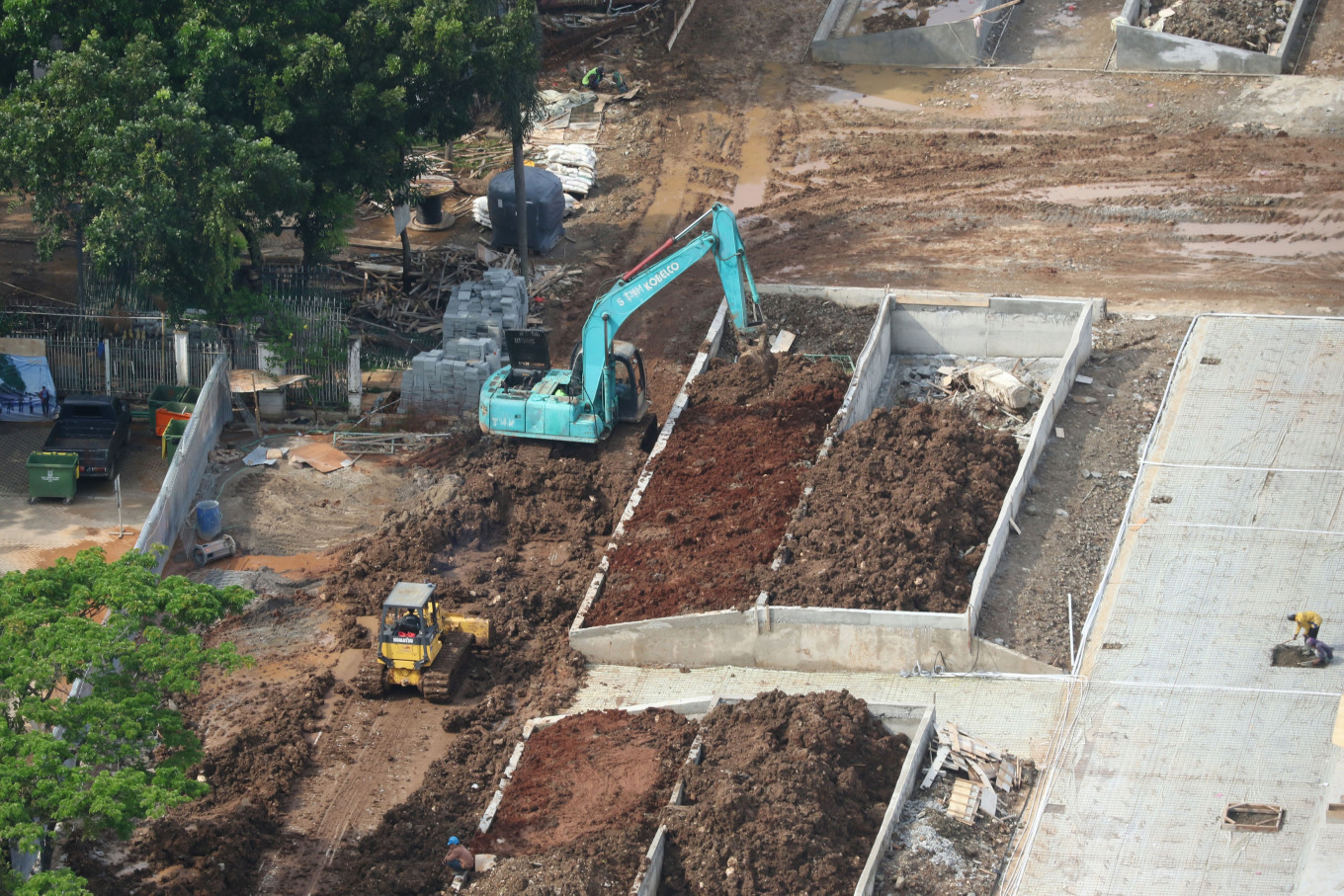 An excavator is working on the construction of a paved plaza situated at the southern part of the National Monument (Monas) in Jakarta on Jan. 20. The project was temporarily halted on Jan. 29 as per the Jakarta Council's request following a public outcry over the cutting down of trees in the project location. 