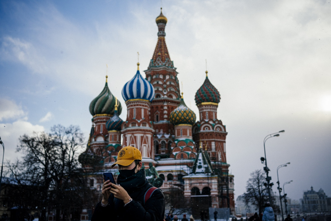 Tourists wearing face masks visit Red Square in downtown Moscow on January 23, 2020.
