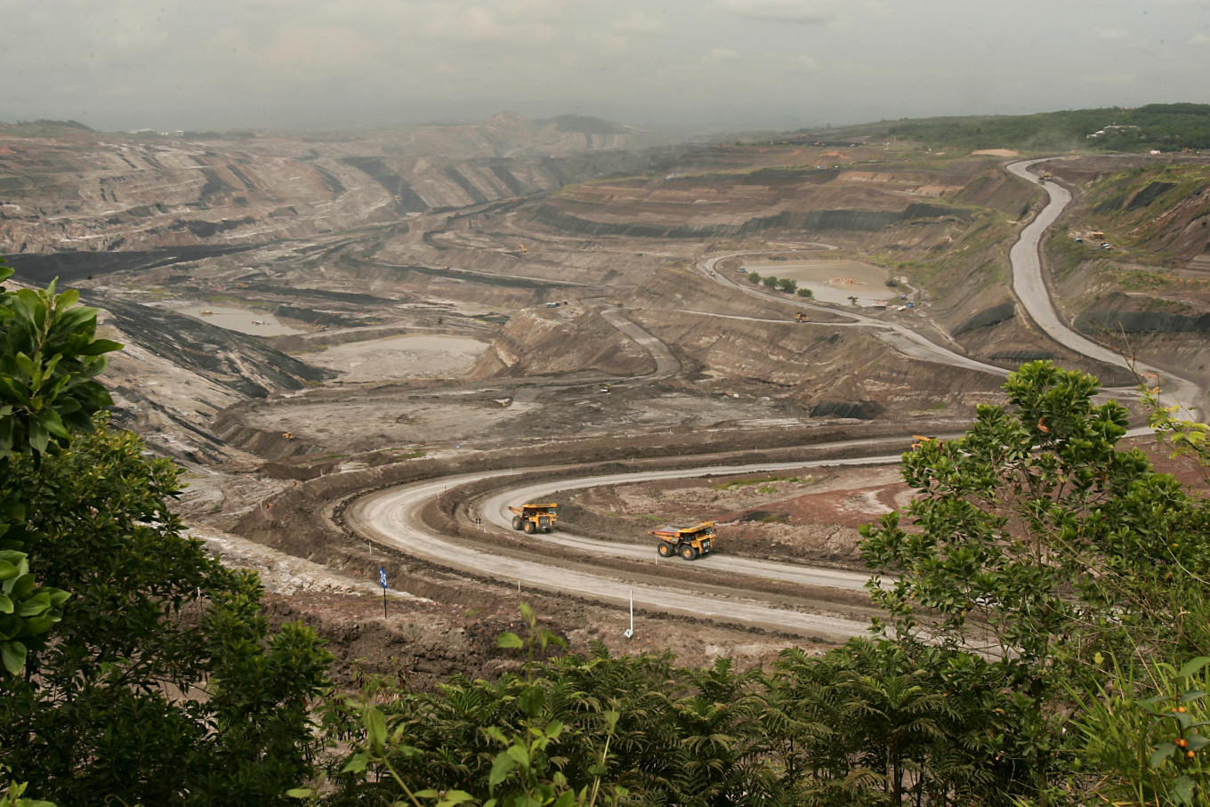 The atmosphere of operational activities at the Tutupan coal mine, Thursday, March 24, 2011. The Tutupan coal mine is one of the mining blocks owned by PT. Adaro Indonesia in Balangan district, South Kalimantan province. 