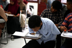Pursuit of greatness: Yoga writes using his mouth during a class at Cut Meutia University in Medan, North Sumatera. JP/Nurni Sulaiman