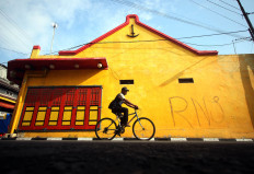 One of the red-and-yellow Chinese-style shop houses typical to Kampung Ketandan. JP/Boy T Harjanto
