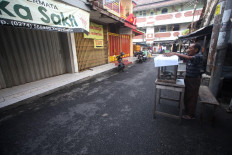 A street hawker opens for business. JP/Boy T Harjanto