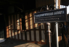 A sign indicates that the building is a cultural heritage site. JP/Boy T Harjanto