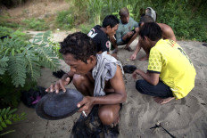 Sifting: Treasure hunters pick out valuables before selling them to collectors. JP/ Sigit Pamungkas