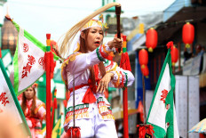 A female tatung recites a mantra to ward off “supernatural diseases.” JP/HS Putra
