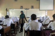 Dwi Puspita teaches Javanese language at SMAN 7 Purworejo senior high school. She also manages the school&rsquo;s extracurricular program of karawitan (Javanese music ensemble). JP/Irene Barlian