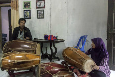 Puspita (right) and her father Priyo Widodo play instruments together at Priyo&rsquo;s house in Kemranggen village in Purworejo regency, Central Java.  JP/Irene Barlian