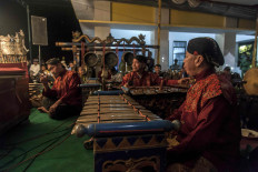 A karawitan music group adds melodies to the wayang performance. JP/Irene Barlian