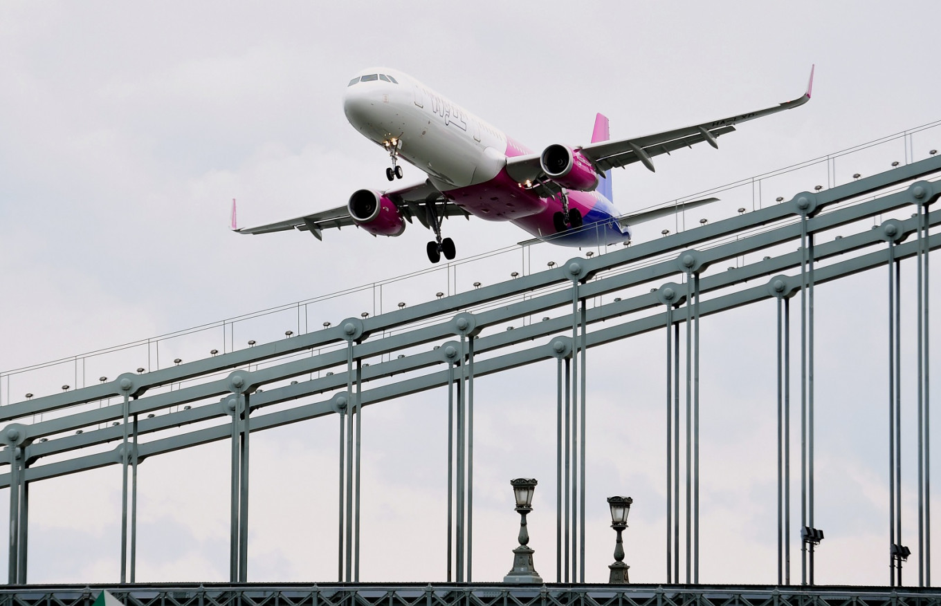 A Wizz Air Airbus A321 flies over the oldest Hungarian bridge, the 'Lanchid' (Chain Bridge) of Danube River in Budapest on May 1, 2016 during the Budapest Air Show.
