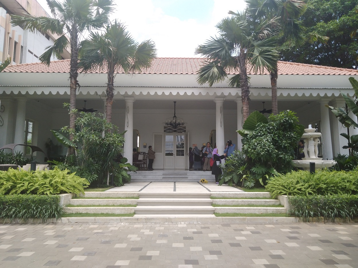 Huize de Vijfsprong is named for the intersection of five streets where it stands in Cikini, Central Jakarta.