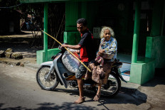 Wakir and Sarinem bring the harvest home. JP/Anggertimur Lanang Tinarbuko
