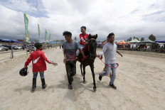 Sweet victory: Ari reaches the finish line as champion. JP/Hotli Simanjuntak