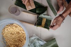 Hakim also provides traditional, environmentally friendly packaging by wrapping the tempeh in banana leaves. JP/ Anggara Mahendra
