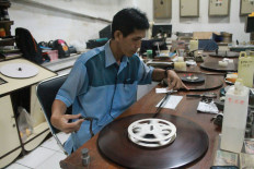 Celluloid run: Preservation technician Firdaus cleans a movie reel using 95 percent ethanol. JP/Xena Olivia