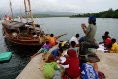 Children participate in a competition to pull a padewakang traditional boat at a pier on Pantar Island in East Nusa Tenggara. JP/ Yusuf Wahil