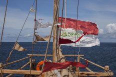 Sailing under the flag of Pustaka Bergerak Indonesia (Library in Motion), the Armada Pustaka Mandar program’s padekawang floating library sails on the Flores Sea. JP/ Yusuf Wahil