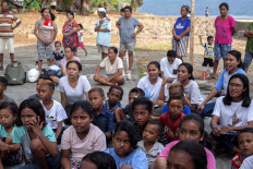 Children and adults concentrate as they listen during a storytelling event in Sandominggo of Larantuka, East Flores regency, East Nusa Tenggara. JP/ Yusuf Wahil