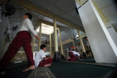 Elementary school students perform dzuhur prayer at Pakualaman Grand Mosque. JP/Boy T Harjanto
