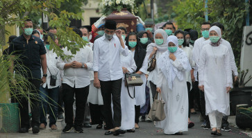 Physical distancing measures taken at Jokowi’s mother’s funeral 