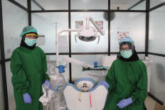Healthcare professionals are equipped with protective gear. JP/Fauzan
