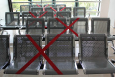 Some seats must remain unoccupied to avoid close contact between visitors. JP/Fauzan
