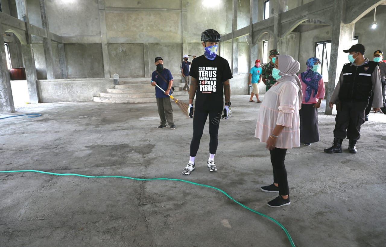 Central Java Governor Ganjar Pranowo visits an isolation ward prepared independently by residents for travelers who have returned home in Ngrapah village, Banyubiru district, Semarang, Central Java, on April 4.