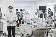 President Joko “Jokowi” Widodo observes the emergency room of a new COVID-19 hospital at the Wisma Atlet Kemayoran apartment complex in Jakarta on March 23. 2020. The complex used to be an athletes village during the 2018 Asian Games. 
Antara/Hafidz Mubarak A
