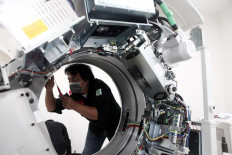 A technician installs medical equipment at Siloam Hospital inside the Lippo Plaza Mampang shopping mall in South Jakarta on April 2. 2020.  
-JP / Seto Wardhana

