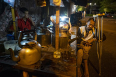 Angkringan-style food stalls in the Sosrowijayan tourist area face a declining number of customers. The outbreak has hit the Yogyakarta tourist sector hard, with many hotels and travel agencies temporarily halting operations. JP/ Arnold Simanjuntak
