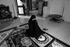 Hayatul prays to express her gratitude for being able to arrive home safe and sound. JP/Raudhatul Jumala