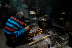 Narto Utomo manages firewood to create stable heat throughout the cooking process. JP/Anggertimur Lanang Tinarbuko