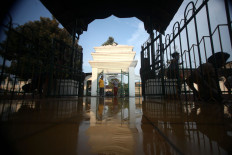 The west archway of the mosque showcases the classic architectural style of the Yogyakarta sultanate. JP/Boy T Harjanto.