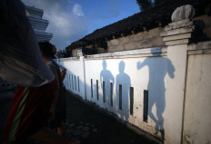 The shadow on the mosque’s outer wall shows three boys making their way to the pool. JP/Boy T Harjanto