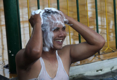 In the padusan ritual, people bath in the mosque’s pool as a way to welcome Ramadan with a clean heart and body. JP/Boy T Harjanto