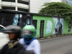Despite the ban, some ojek drivers still take the risk of transporting passengers to earn enough money for their families. The photo shows an ojek driver in Karet Kuningan, South Jakarta. JP/Sutrisno Jambul
