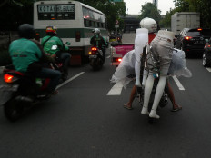 Online ojek drivers are only permitted to provide food and goods delivery services as the Jakarta administration has banned them from carrying passengers during the large-scale social restrictions period (PSBB). JP/Sutrisno Jambul