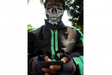 Budi, a 17-year-old high school student, became an online ojek driver around West Jakarta after his school temporarily closed due to the coronavirus pandemic. JP/ Sutrisno Jambul