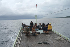 Some passengers prefer to sit on the boat’s deck where they can enjoy the ocean breeze and panorama of Wakatobi waters. JP/Edy Susanto