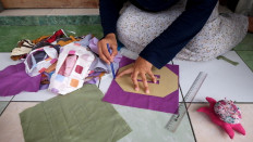Dwi Rahayu Februarti, 41, creates transparent face masks at her home in Sleman, Yogyakarta. JP/Arnold Simanjuntak
