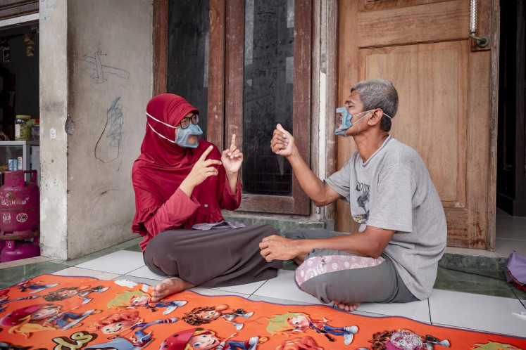 Transparent masks for people with impaired hearing