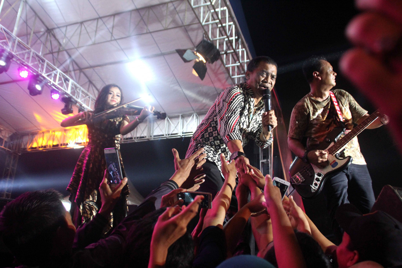 An expert in writing lovelorn ballads, Didi was particularly adored by brokenhearted people who find solace in his lyrics, and was therefore dubbed the Godfather of Broken Hearts.