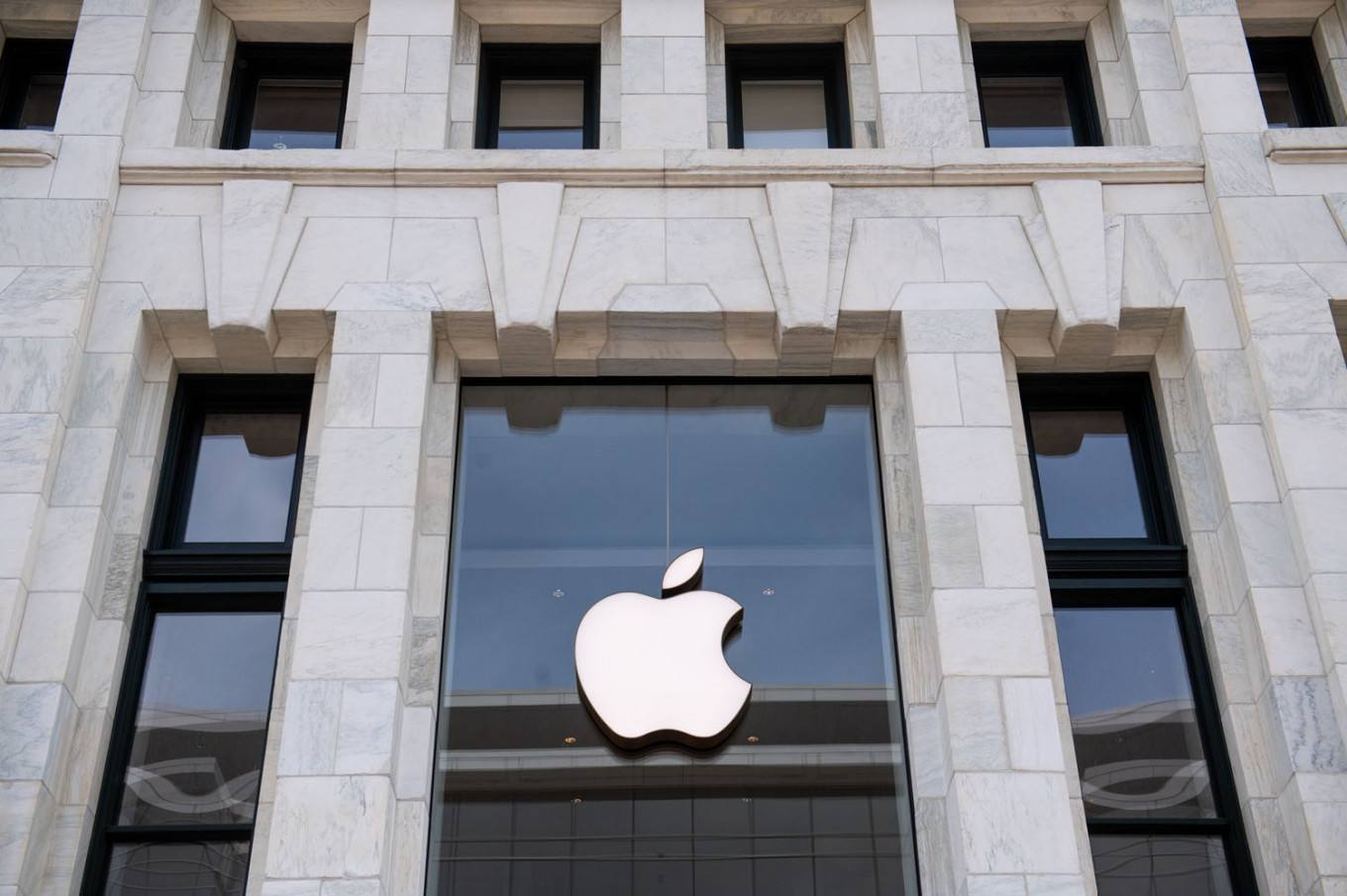 A closed Apple Store in Washington, DC, on April 29, 2020.