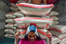 A coolie shoulders rice at Besar market, Malang, East Java on May 13. East Java recorded a surplus of 1.48 tons of rice in January to April 2020. JP / Aman Rochman